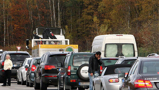 Auf der A8 kann es wegen der Fahrbahnerneuerung zu Rückstau kommen. (Symbolbild) Auf der A8 kann es wegen der Fahrbahnerneuerung zu Rückstau kommen. (Symbolbild)
