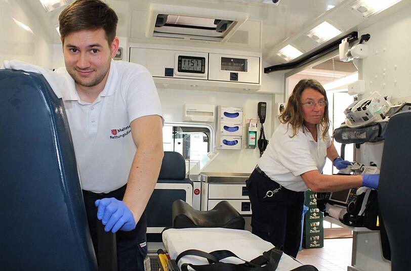 Auch die Reinigung des Rettungswagens erfolgt nach strengen Richtlinien (Rettungssanitäter Stefan Rössler und Rettungsassistentin Angelika von Huber Rinsum)