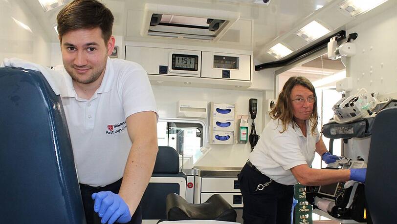 Auch die Reinigung des Rettungswagens erfolgt nach strengen Richtlinien (Rettungssanitäter Stefan Rössler und Rettungsassistentin Angelika von Huber Rinsum) Auch die Reinigung des Rettungswagens erfolgt nach strengen Richtlinien (Rettungssanitäter Stefan Rössler und Rettungsassistentin Angelika von Huber Rinsum)