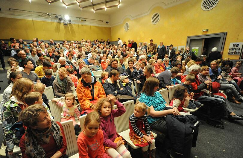Beim Tag der offenen Tür konnten Kinder und Erwachsene einen Blick hinter die Kulissen des Marionettentheaters werfen.