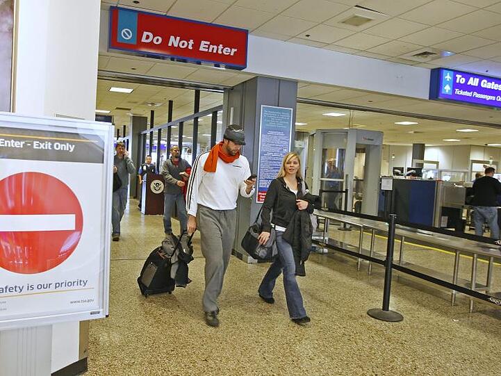 Reisende am Flughafen von Salt Lake City: Antragsteller für ein US-Visum werden künftig auch nach ihren Social-Media-Kontakten gefragt.