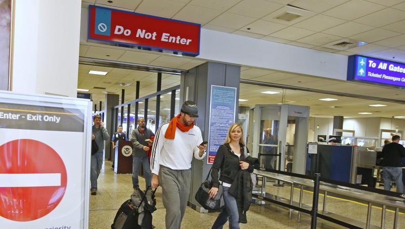 Reisende am Flughafen von Salt Lake City: Antragsteller für ein US-Visum werden künftig auch nach ihren Social-Media-Kontakten gefragt. Reisende am Flughafen von Salt Lake City: Antragsteller für ein US-Visum werden künftig auch nach ihren Social-Media-Kontakten gefragt.