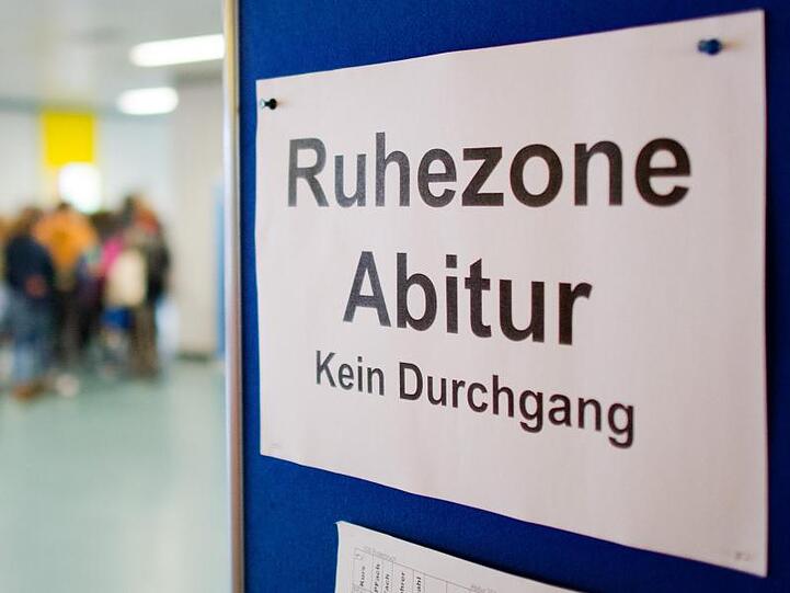 Ein Schild "Ruhezone Abitur" hängt auf blauem Hintergrund und weist auf die Abiturprüfungen hin. Foto: Julian Stratenschulte/dpa/Archivbild