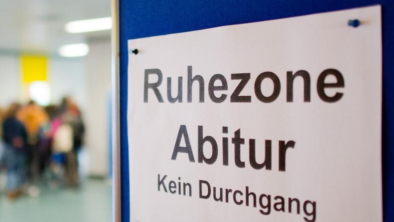 Ein Schild "Ruhezone Abitur" hängt auf blauem Hintergrund und weist auf die Abiturprüfungen hin. Foto: Julian Stratenschulte/dpa/Archivbild