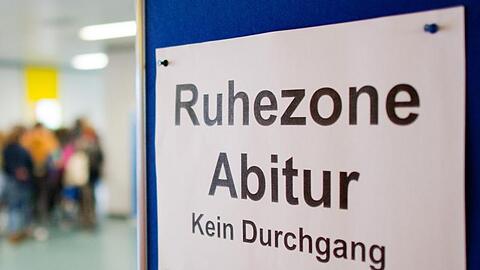 Ein Schild "Ruhezone Abitur" hängt auf blauem Hintergrund und weist auf die Abiturprüfungen hin. Foto: Julian Stratenschulte/dpa/Archivbild