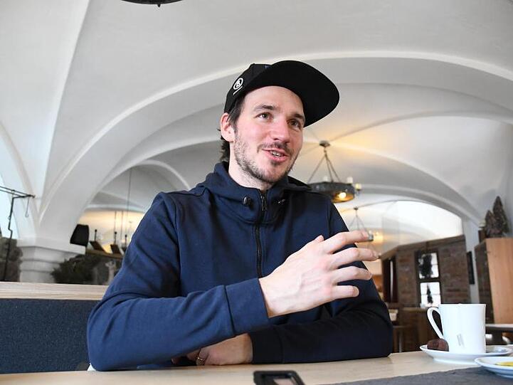 Skirennfahrer Felix Neureuther sitzt während eines Interviews am Tisch und gibt Auskunft.