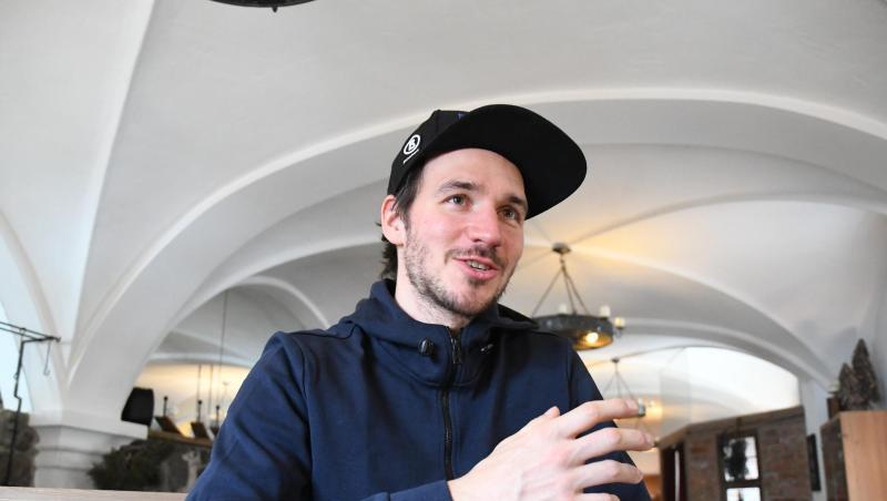 Skirennfahrer Felix Neureuther sitzt während eines Interviews am Tisch und gibt Auskunft. Skirennfahrer Felix Neureuther sitzt während eines Interviews am Tisch und gibt Auskunft.