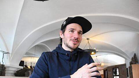 Skirennfahrer Felix Neureuther sitzt während eines Interviews am Tisch und gibt Auskunft.