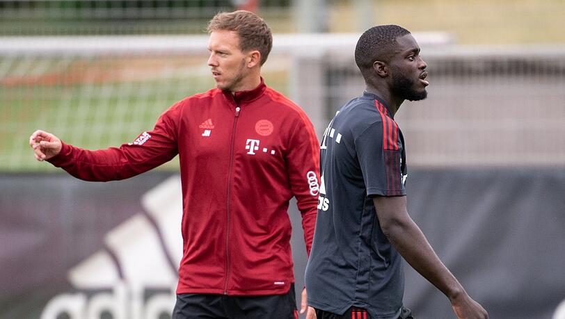 Für Julian Nagelsmann (l.) und seinem Abwehrchef Dayot Upamecano wäre der Sieg im Supercup der erste Titel im deutschen Fußball.