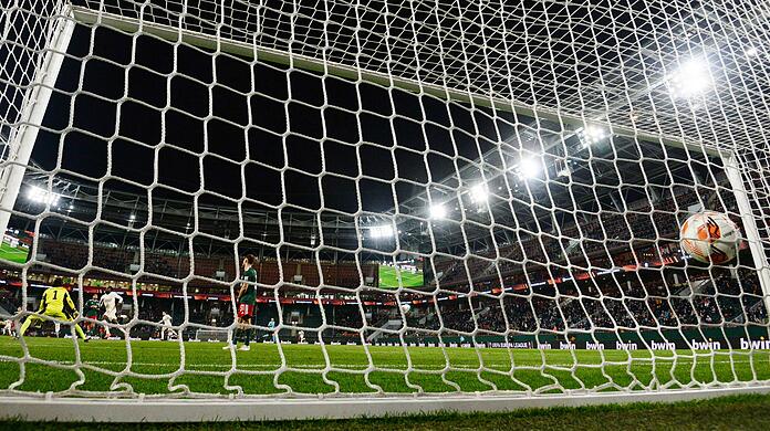 Im Stadion von Lokomotive Moskau wurde vor dem Anpfiff zeitweise eine alte Aufstellung des FC Bayern angezeigt. Gegner war allerdings Galatasaray Istanbul.