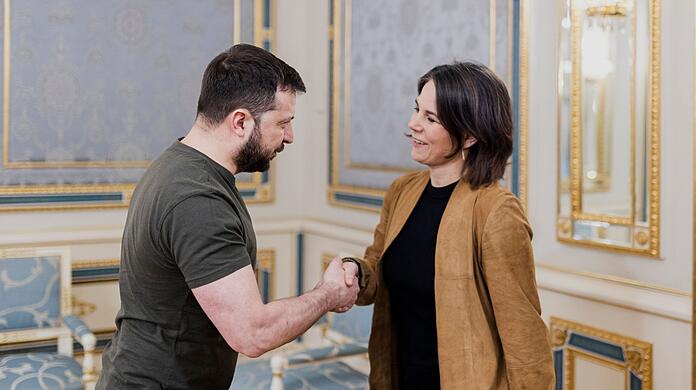 Der ukrainische Präsident Wolodymyr Selenskyj begrüßt Außenministerin Annalena Baerbock bei ihrem Besuch in der Ukraine im Mai 2022.