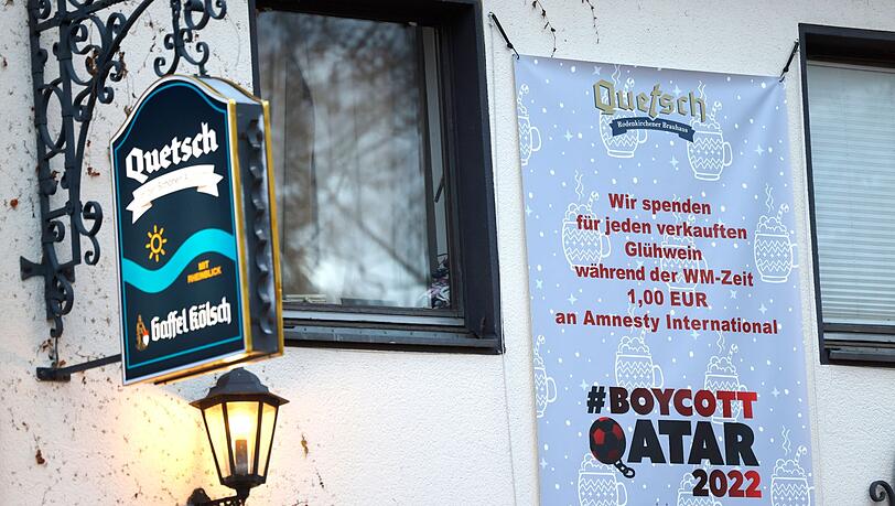 Das Rodenkirchener Brauhaus Quetsch in Köln boykottiert die Fußball-WM-Spiele in Katar.
