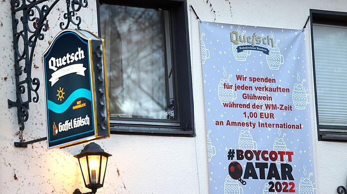 Das Rodenkirchener Brauhaus Quetsch in Köln boykottiert die Fußball-WM-Spiele in Katar.