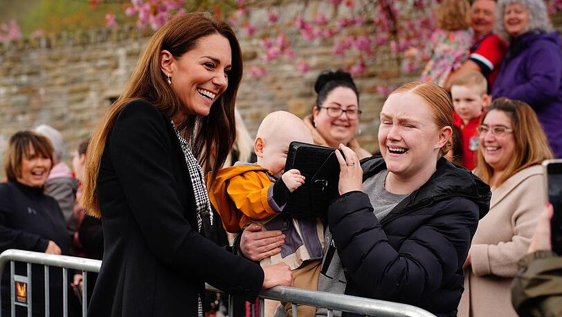 Prinzessin Kate (l.) mit dem kleinen Daniel und seiner Mama Lucy in Wales.