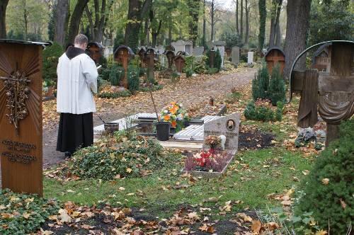 Nur der Pfarrer steht am frisch ausgehobenen Grab am Ostfriedhof &ndash; ansonsten keine Menschen Seele: Die 82&ndash;jährigen Anna S. hat alleine gelebt, ist alleine gestorben und wird alleine zu Grabe getragen.