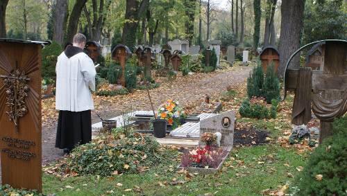 Nur der Pfarrer steht am frisch ausgehobenen Grab am Ostfriedhof – ansonsten keine Menschen Seele: Die 82–jährigen Anna S. hat alleine gelebt, ist alleine gestorben und wird alleine zu Grabe getragen. Nur der Pfarrer steht am frisch ausgehobenen Grab am Ostfriedhof – ansonsten keine Menschen Seele: Die 82–jährigen Anna S. hat alleine gelebt, ist alleine gestorben und wird alleine zu Grabe getragen.