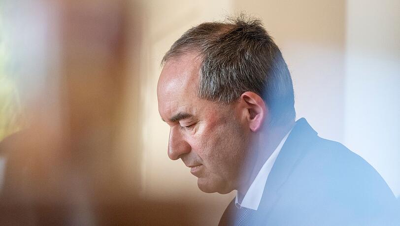 Freie-Wähler-Chef Hubert Aiwanger musste am Ende einsehen, dass seine Kritik an den Schuldenplänen im Bund keine politische Relevanz hat. Wäre er dabei geblieben, hätte Ministerpräsident Markus Söder (CSU) die Koalition mit den Freien Wählern platzen lassen.