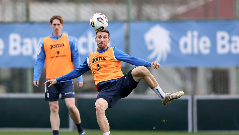 Zeigt bisher versteckte Qualit&auml;ten: Dieser Seitfallzieher von Philipp Maier landete im Tor.