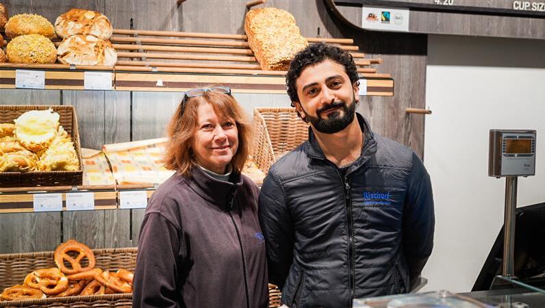 Clara und Khamo verkaufen in der Rischart Filiale im U-Bahnhof Marienplatz Kaffee und Gebäck. Doch die Kundschaft bleibt am Montag aus. Clara und Khamo verkaufen in der Rischart Filiale im U-Bahnhof Marienplatz Kaffee und Gebäck. Doch die Kundschaft bleibt am Montag aus.