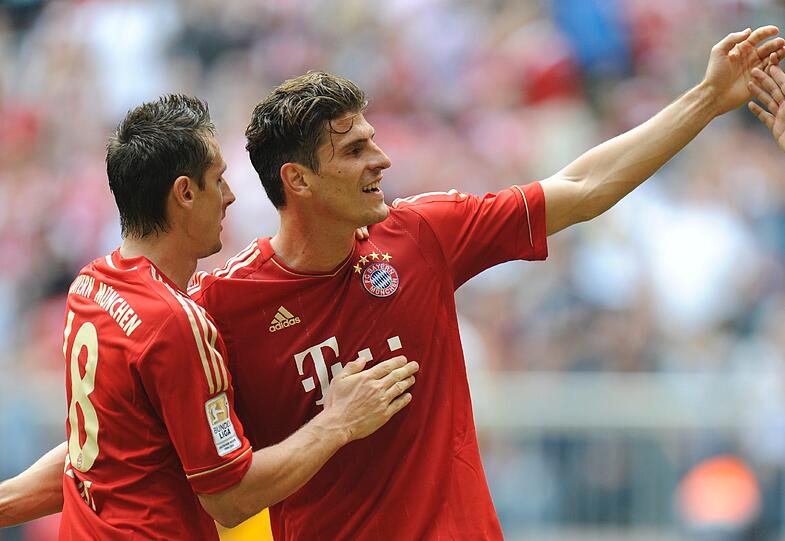 MARIO GOMEZ: 27 Treffer hatte er schon &ndash; klar, dass er sich damit nicht zufrieden geben wollte. Nummer 28 folgte, lässig eingeschoben gegen seinen Ex-Klub. Selten war eine Torjägerkrone so verdient &ndash; daher die Saison-Note 1. Note: 1