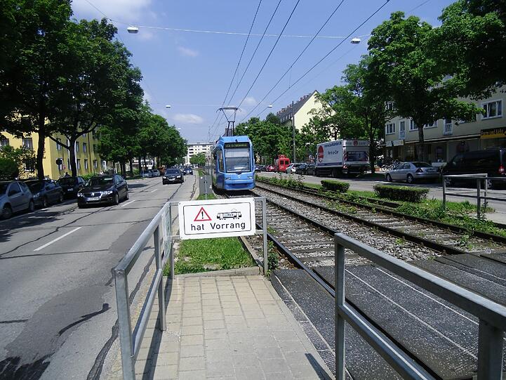 An diesem Tram-Übergang in der Grünwalder Straße ist eine 58 Jahre alte Frau von einer Straßenbahn erfasst und getötet worden. Die Bilder von der Unfallstelle.