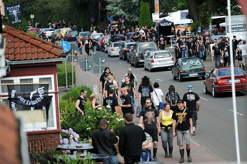 Am Mittwoch kamen die meisten Fans schon angereist, um am Donnerstag das größte Metal-Festival der Welt zu feiern. Aufgrund von Regenfällen waren Teile des Festivalgeländes noch ziemlich matschig - doch wen störts? Die Metall-Fans jedenfalls nicht! Die Bilder von Anreise und erstem Abend