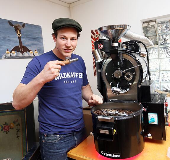 Ex-EHC-Torwart Leonhard Wild betreibt in Garmisch nun seine eigene Kaffeerösterein. Hier ist der 33-Jährige bei der Qualitätskontrolle.