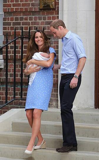 Prinz George mit Mama Kate und Papa William bei Verlassen der Klinik am 23. Juli 2013