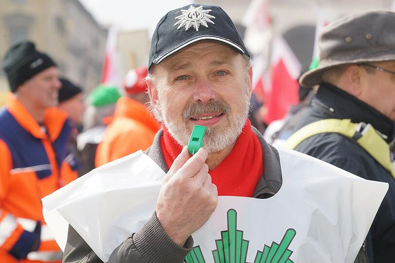 "Wir sind es wert": Am Freitag demonstrierten rund 1000 Menschen vor dem Finanzministerium in München.
