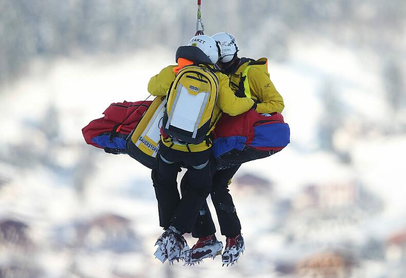 Mit einer schweren Verletzung endete das Training für den Österreicher Florian Scheiber. Der 28 Jahre alte Tiroler stürzte an der Hausbergkante spektukulär und flog in die Fangnetze. Dabei zog er sich einen Kreuzbandriss sowie Meniskusrisse im rechten Knie zu. Die Bilder.