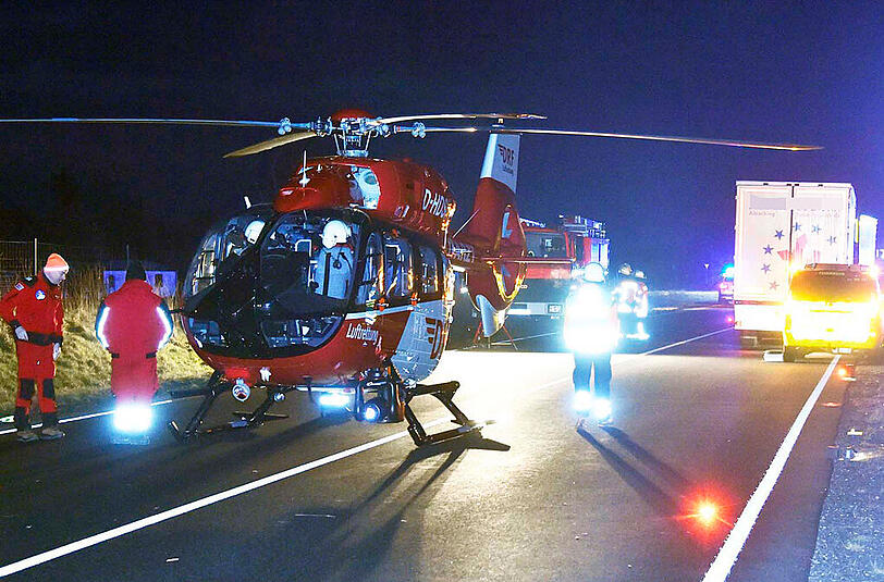 Schwerer Unfall mit einem Lkw einer Großbäckerei bei Forstinning: die Bilder.
