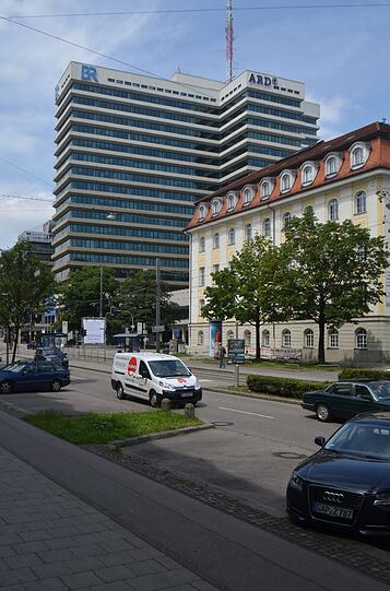Auch ein markanter Bau: Der Bayerische Rundfunk in der Arnulfstraße mit der neobarocken Hopfenpost. 1974 bis 1976 nach den Plänen des Architekturbüros v. Werz, Ottow, Bachmann und Marx entstanden. Würde es uns nach einem Abriss fehlen?