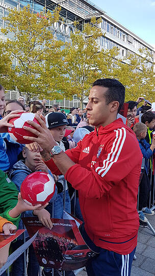 Thiago gibt fleißig Autogramme.