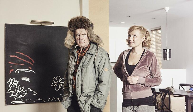 Der Bitte seiner Schwiegertochter (Mari Perankoski), nichts anzufassen, kommt "der Alte" (Antti Litja) natürlich nicht nach.