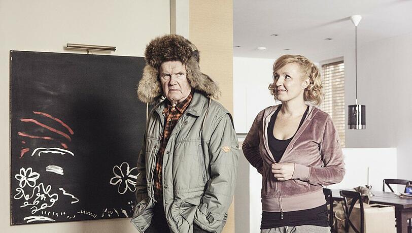 Der Bitte seiner Schwiegertochter (Mari Perankoski), nichts anzufassen, kommt "der Alte" (Antti Litja) natürlich nicht nach.