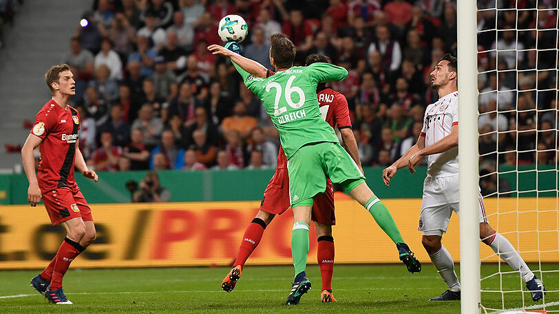 Sven Ulreich: Note 2 - Starke Parade gegen den Flugkopfball von Volland (6.), sensationell bei Bellarabis Geschoss (37.). Ohne Chance beim Kopfball-Heber von Lars Bender zum 1:2. Dann erneut fantastisch gegen Bellarabi (50.)