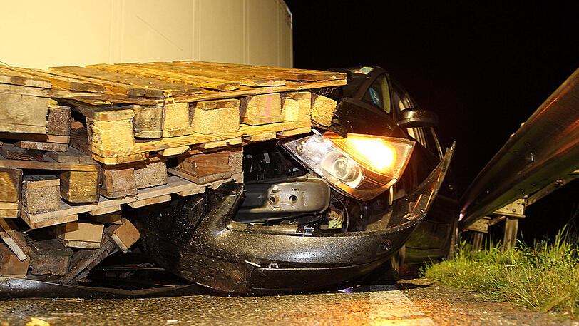 Trümmerfeld auf der B304 - die Straße musste für Stunden gesperrt werden. Bilder vom Bergungseinsatz.