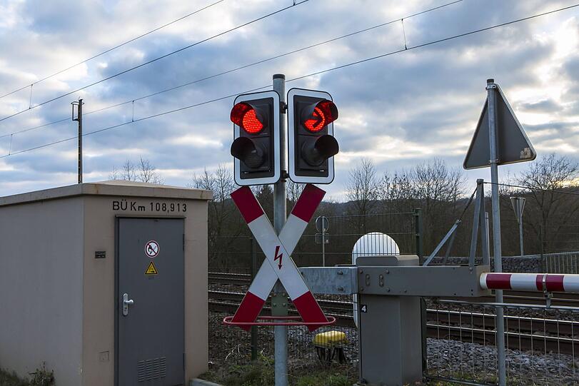 Ihren Führerschein musste die 77-Jährige abgeben. Sie erwartet ein Strafverfahren wegen gefährlichen Eingriffs in den Bahnverkehr sowie wegen Unfallflucht.