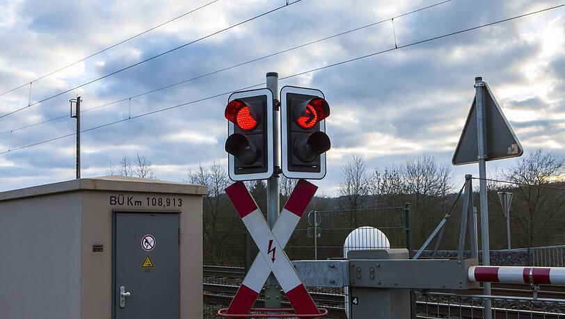 Ihren Führerschein musste die 77-Jährige abgeben. Sie erwartet ein Strafverfahren wegen gefährlichen Eingriffs in den Bahnverkehr sowie wegen Unfallflucht. Ihren Führerschein musste die 77-Jährige abgeben. Sie erwartet ein Strafverfahren wegen gefährlichen Eingriffs in den Bahnverkehr sowie wegen Unfallflucht.