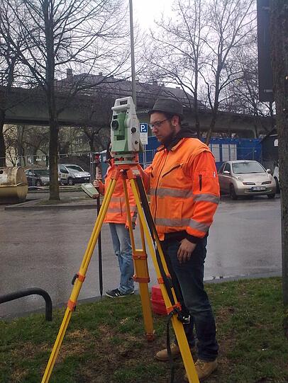 An der Kupferhammerstraße waren Arbeiter am Donnerstag dabei, die Winkel zu vermessen.
