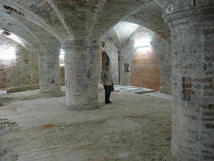 Das bedeutendste Gewölbe ist der kreuzgratgewölbte Keller des ehemaligen Ballhauses unter dem Cuvilliéstheater.