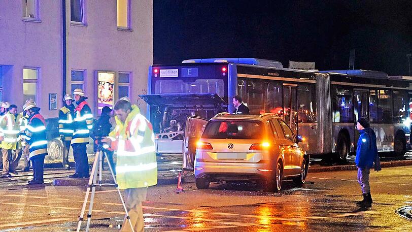 Der MVG-Bus missachtete das Rotlicht und schlitterte am Ende demoliert in das Tram-Gleisbett.