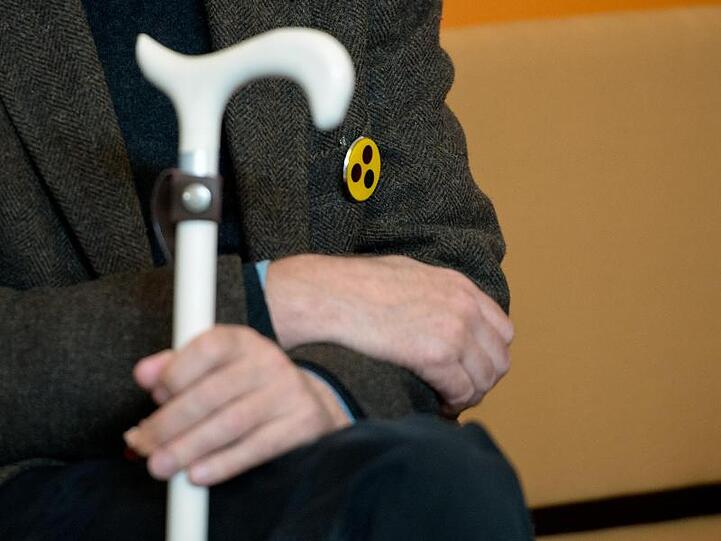 Ein Mann mit Blindenabzeichen hält einen Gehstock in der Hand. Foto: picture alliance/dpa/Archiv/Symbolbild