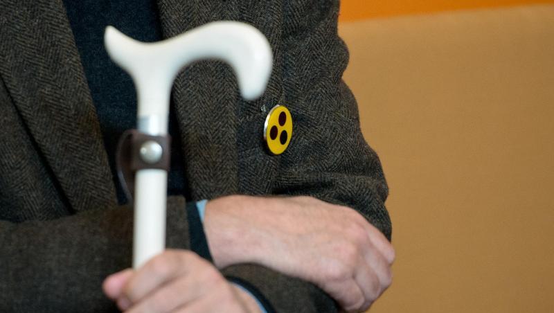 Ein Mann mit Blindenabzeichen hält einen Gehstock in der Hand. Foto: picture alliance/dpa/Archiv/Symbolbild Ein Mann mit Blindenabzeichen hält einen Gehstock in der Hand. Foto: picture alliance/dpa/Archiv/Symbolbild