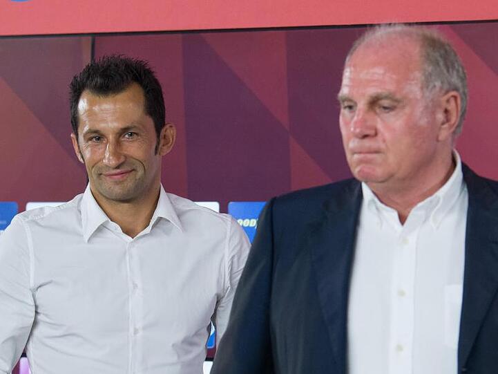 Bleiben während der US-Reise des Teams daheim: Sportdirektor Hasan Salihamidzic (l) und Präsident Uli Hoeneß.