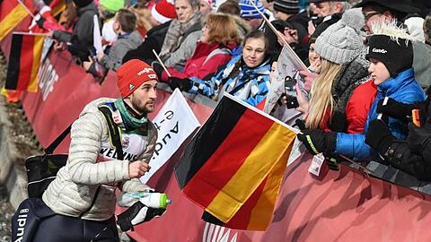 Skispringer Markus Eisenbichler gibt Autogramme.