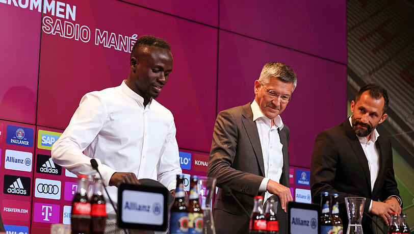 Sadio Mané mit Bayern-Präsident Herbert Hainer und Sportdirektor Hasan Salihamidzic. Sadio Mané mit Bayern-Präsident Herbert Hainer und Sportdirektor Hasan Salihamidzic.