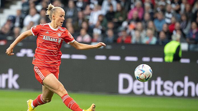 Lea Schüller spielt den Ball.