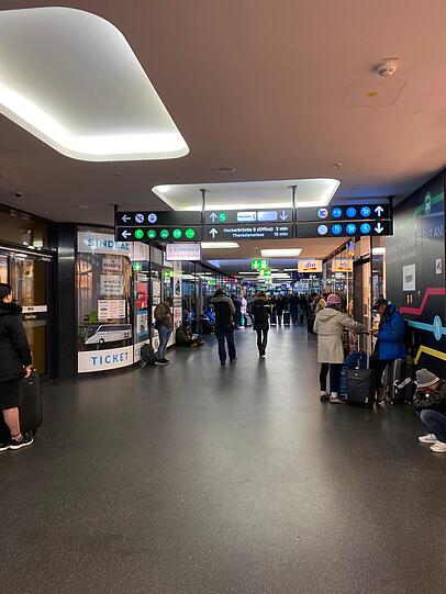 Am ZOB an der Hackerbrücke warten Reisende auf Busse.