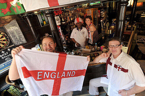 &bdquo;We&rsquo;ll beat the Krauts&ldquo;, meinen Tom, George, Maria und Phil (v.li.): Ihr Pub in der Bindergasse jedenfalls ist ein Stückchen England mitten in Nürnberg.